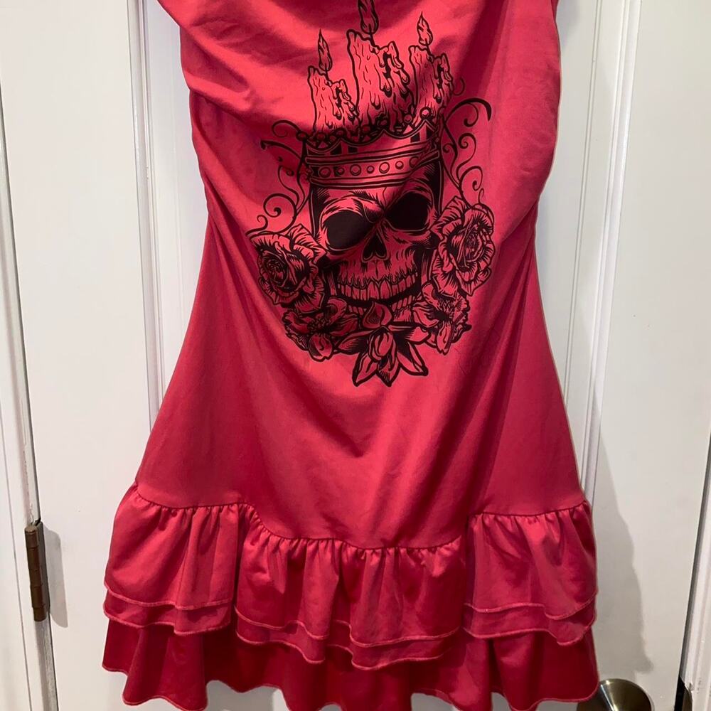 Red and black ruffled skull